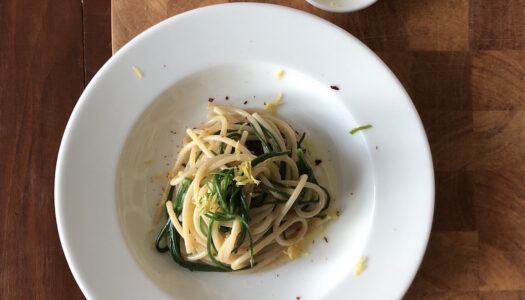 SPAGHETTI AGLI AGRETTI E AGLIO FRESCO